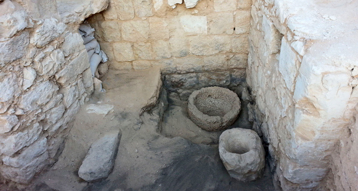 In dem Stall aus der byzantinischen Zeit entdeckten die Archäologen Tröge, aber auch eine einen Meter dicke Schicht an Mist der Tiere