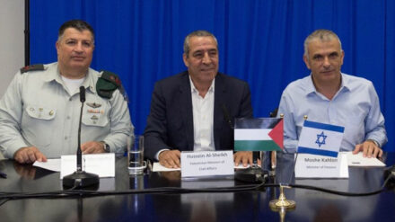 Abkommen auf dem Tisch: Mordechai (l.), Al-Scheich (M.) und Kahlon (r.) bei der Unterzeichnung