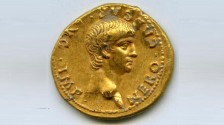 Auf der Münze ist das Antlitz von Kaiser Nero abgebildet