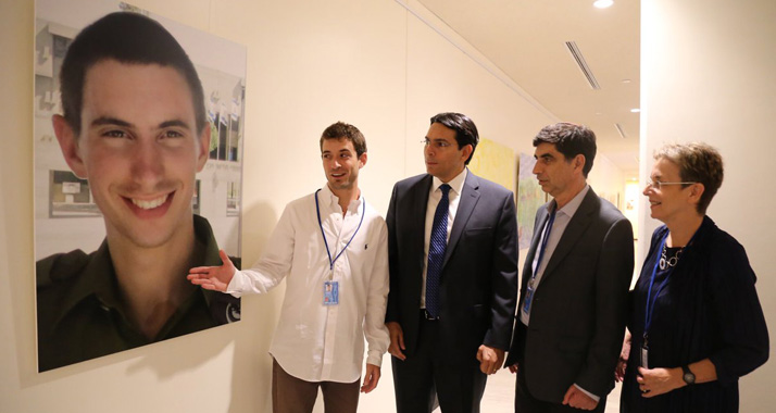 Goldins Familie eröffnete zusammen mit dem israelischen UN-Botschafter Danon die Ausstellung