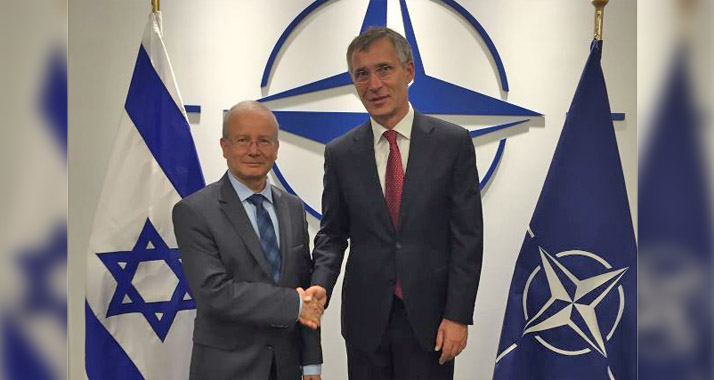 Neue diplomatische Möglichkeiten: Israels EU-Botschafter Leschno-Ja'ar (m.) mit NATO-Generalsekretär Stoltenberg