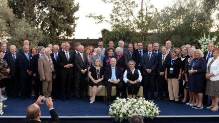 In der Mitte der Feiernden sitzend: Staatspräsident Reuven Rivlin