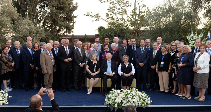 In der Mitte der Feiernden sitzend: Staatspräsident Reuven Rivlin