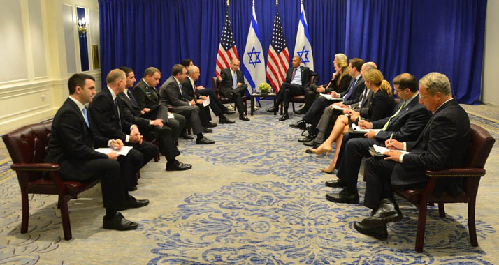 Nur für die Staatenlenker gibt es Wasser: Obama und Netanjahu mit ihrem jeweiligen Anhang an Diplomaten
