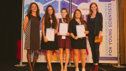 In der Mitte: Drei der vier israelischen Preisträger