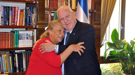 Herzlicher Empfang: Präsident Rivlin freut sich über den Besuch der Tochter von Judenretter Karrer