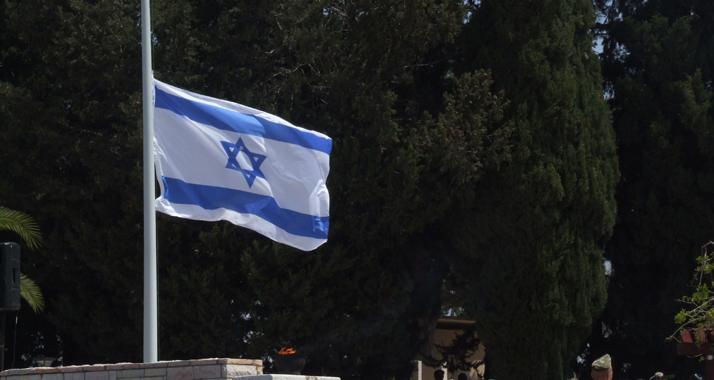 Die israelische Flagge auf halbmast steht für die Staatstrauer anlässlich Schimon Peres' Tod