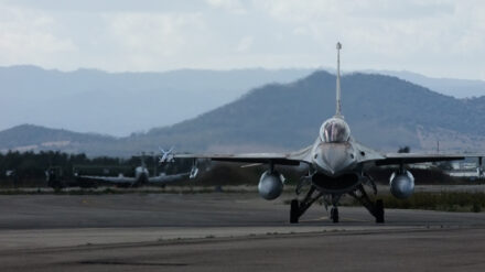 Ein  F-16-Kampfflugzeug ist offenbar aufgrund eines technischen Defektes abgestürzt (Archivbild)