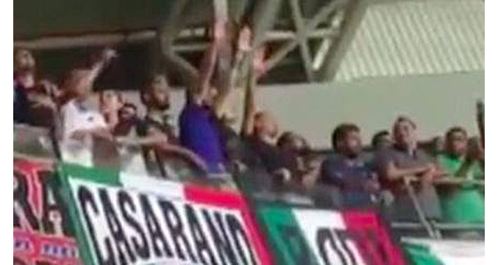 Von der FIFA geahndet: der Faschistengruß italienischer Fans in Haifa