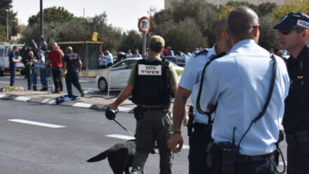 Einsatzkräfte vor Ort: Die israelische Polizei hat einen Terroristen nach einem Angriff erschossen