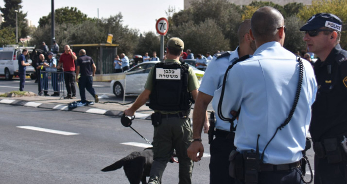 Einsatzkräfte vor Ort: Die israelische Polizei hat einen Terroristen nach einem Angriff erschossen