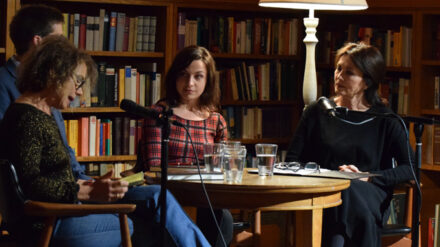 Moderatorin Tina Mendelsohn (links), Autor Titus Müller (verdeckt), Co-Autorin Christa Roth (Mitte) und Schauspielerin Iris Berben (rechts) bei der Vorstellung des Buches in der Karl-Marx-Buchhandlung in Berlin