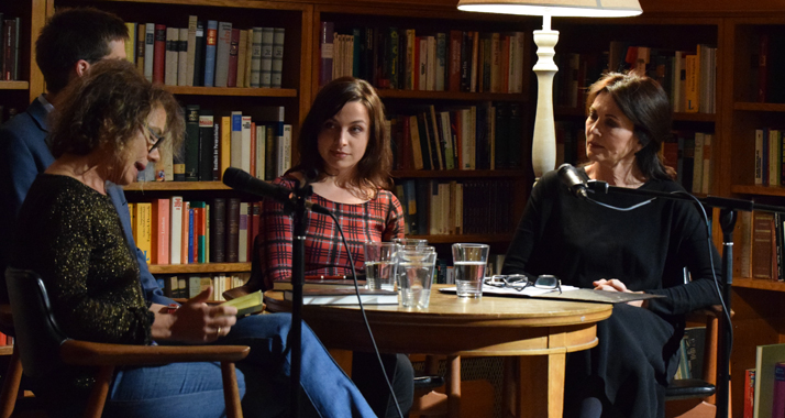 Moderatorin Tina Mendelsohn (links), Autor Titus Müller (verdeckt), Co-Autorin Christa Roth (Mitte) und Schauspielerin Iris Berben (rechts) bei der Vorstellung des Buches in der Karl-Marx-Buchhandlung in Berlin