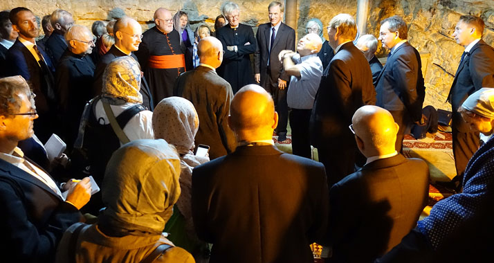 Auf ihrer Reise wollten die Kirchenführer vor allem „dem anderen zuhören und seine Auffassung der Geschichte hören“. Hier: Die Delegation zu Gast im Felsendom