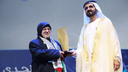 Der Premierminister der Vereinigten Arabischen Emirate, Raschid al-Maktum, überreicht die Siegestrophäe des Lesewettbewerbs