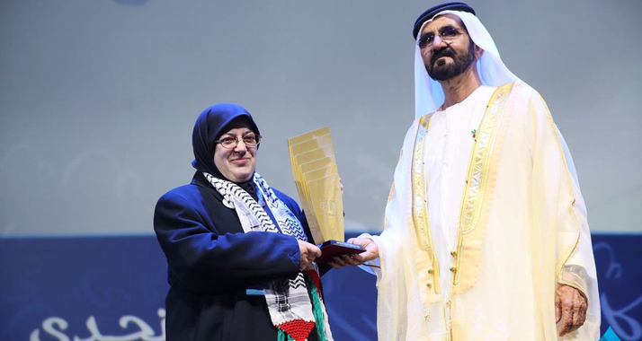 Der Premierminister der Vereinigten Arabischen Emirate, Raschid al-Maktum, überreicht die Siegestrophäe des Lesewettbewerbs