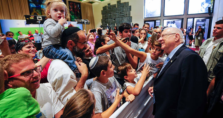 Fotos mit dem israelischen Staatspräsidenten Rivlin sind auch am Laubhüttenfest begehrt
