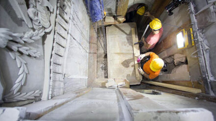 Den Arbeitern in der geöffneten Grabkammer bleibt nicht viel Zeit