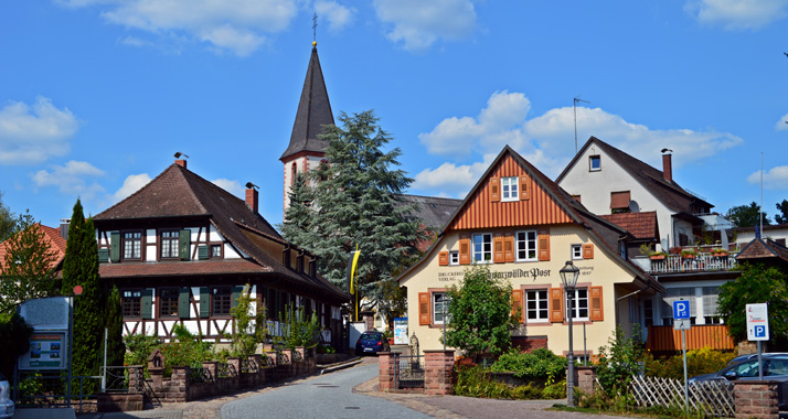 Der Bürgermeister von Zell am Harmersbach sagt, der Ort ist „weltoffen“. Im Bild sind der Pfarrhofgraben mit Stadtkirche und Verlagshaus der Heimatzeitung „Schwarzwälder Post“.