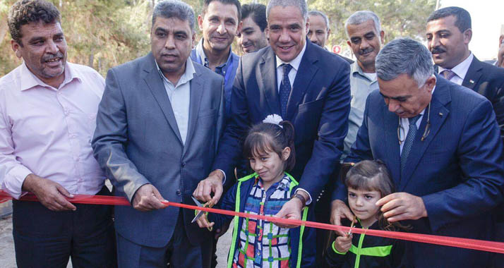 Ein palästinensisches Mädchen darf den EU-geförderten Kindergarten eröffnen