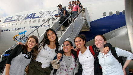 Junge Einwanderinnen kommen in Israel an (Archivbild)