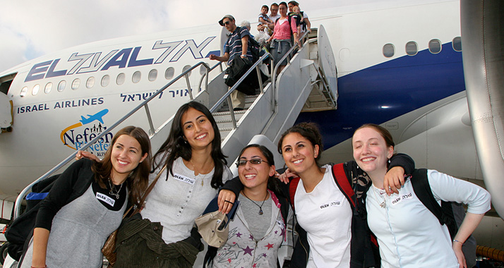 Junge Einwanderinnen kommen in Israel an (Archivbild)