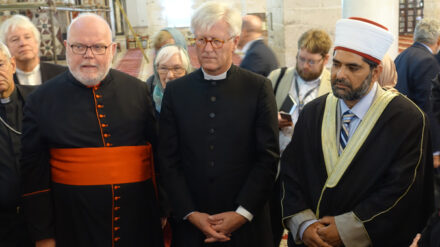 Kardinal Reinhard Marx und Heinrich Bedford-Strohm mit  Scheich Umar al-Kisswani in der Al-Aksa-Moschee