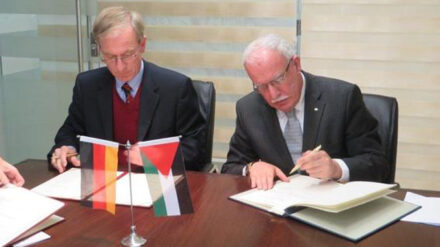 Der Leiter des Vertretungsbüros der Bundesrepublik Deutschland in Ramallah, Beerwerth (l.), und der palästinensische Außenminister Malki