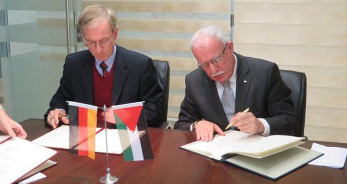 Der Leiter des Vertretungsbüros der Bundesrepublik Deutschland in Ramallah, Beerwerth (l.), und der palästinensische Außenminister Malki