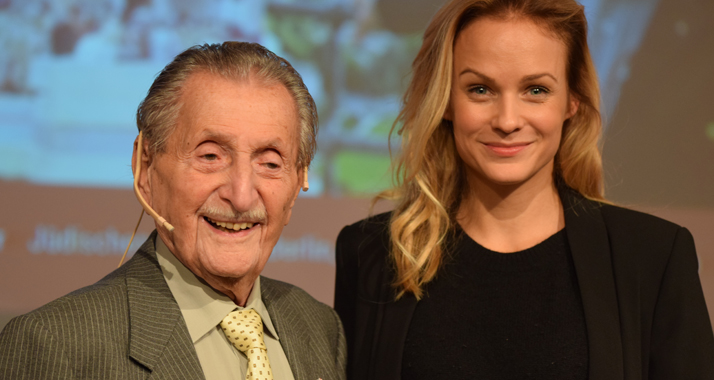 Marko Feingold, hier mit der österreichischen Moderatorin Mirjam Weichselbraun, ist einer der letzten Zeitzeugen des Holocaust