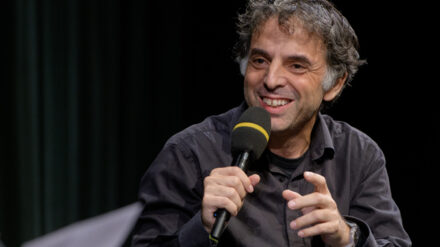 Der israelische Autor Etgar Keret ist für seine Erzählgabe, aber auch für seinen Humor und Charme bekannt