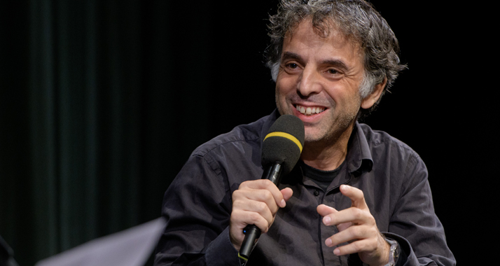 Der israelische Autor Etgar Keret ist für seine Erzählgabe, aber auch für seinen Humor und Charme bekannt