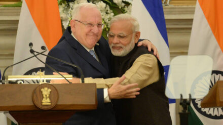 Setzen sich für engere Beziehungen ihrer beiden Staaten ein: Israels Staatsoberhaupt Rivlin (l.) und Indiens Premier Modi