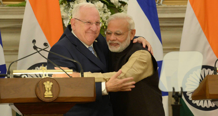 Setzen sich für engere Beziehungen ihrer beiden Staaten ein: Israels Staatsoberhaupt Rivlin (l.) und Indiens Premier Modi