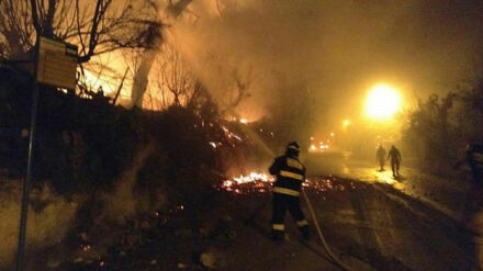 In der Nacht zum Freitag kämpfte die Feuerwehr gegen Brände in Beit Me'ir