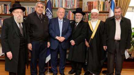 Dialog statt Gesetzgebung: Rivlin mit seinen jüdischen und muslimischen Gästen