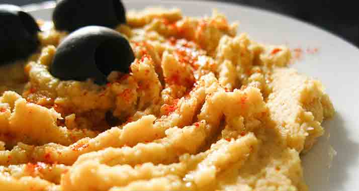 Auf dem kulinarischen Festival werden unter anderem mexikanische und griechische Variationen des Kichererbsen-Dips Hummus kreiert