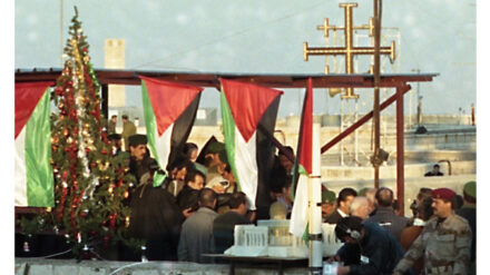 Beim Einzug des Palästinenserführers Jasser Arafat nach Bethlehem im Dezember 1994 haben Moslems auf das Dach der Geburtskirche ein Modell des Felsendoms aufgestellt