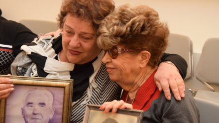 Die vereinten Cousinen Fania Blakay and Henia Borenstein Moskowitz in der Gedenkstätte Yad Vashem