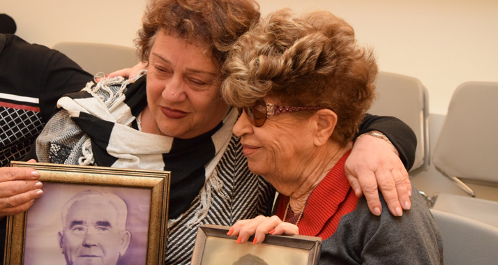 Die vereinten Cousinen Fania Blakay and Henia Borenstein Moskowitz in der Gedenkstätte Yad Vashem