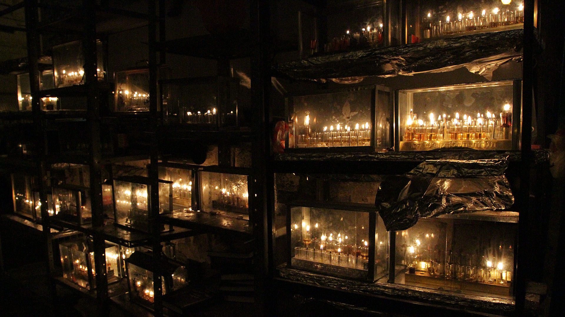 Chanukkaleuchter im Jerusalemer Stadtviertel Mea Schearim