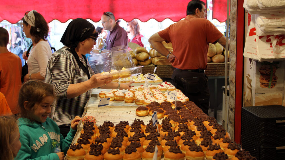 Kinder erhalten zu Chanukka nicht nur Geschenke, sie erfreuen sich auch an den Sufganiot