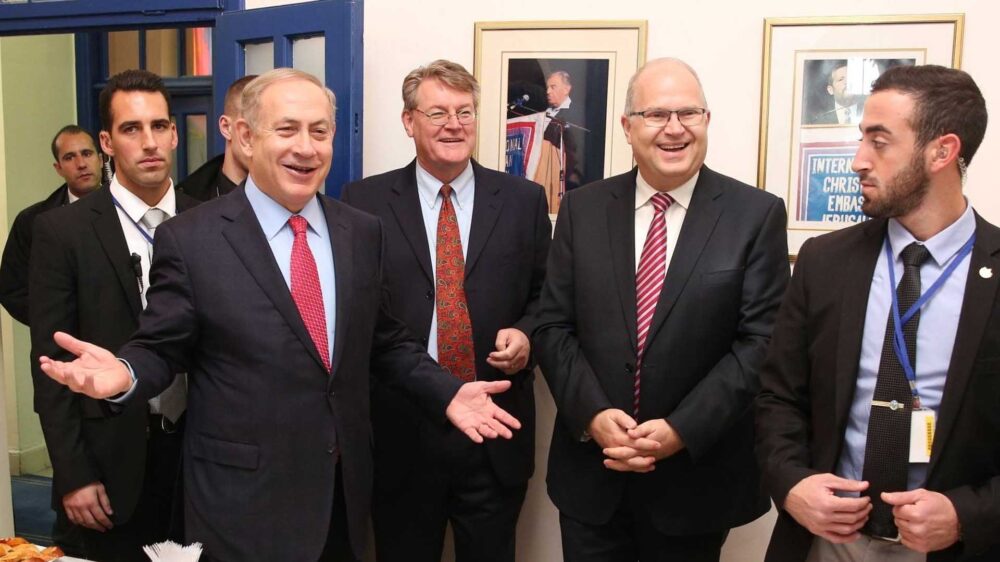 Fröhlicher Empfang: Premier Netanjahu (vorne links) und ICEJ-Geschäftsführer Bühler (2.v.r.) lächeln um die Wette