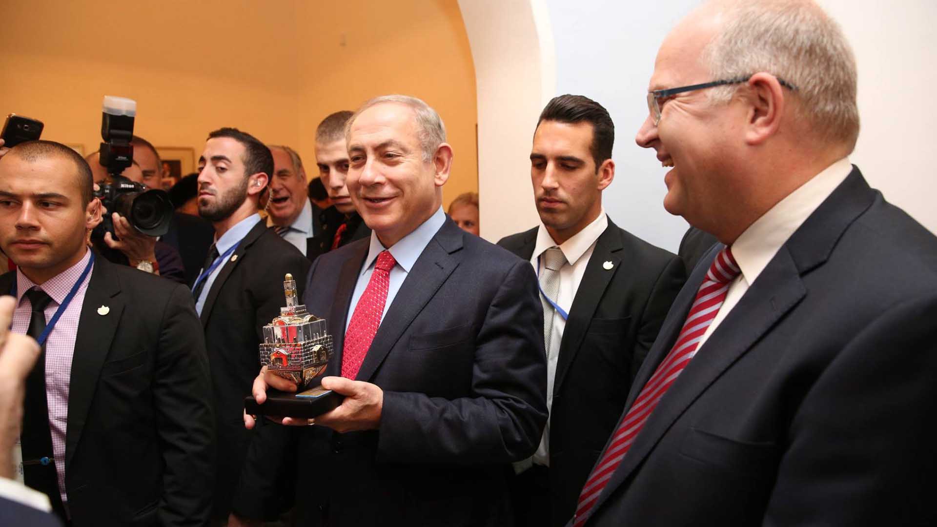 Reich beschenkt: Netanjahu freut sich über einen silbernen Dreidel