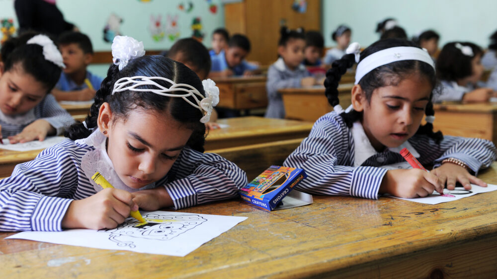 Im Fokus der Kritik stehen Schulbücher, die in den Bildungseinrichtungen der palästinensischen Autonomiegebiete von den Vereinten Nationen gefördert werden