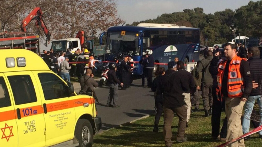 Die Soldaten waren gerade dem blauen Reisebus enststiegen, als der Palästinenser mit dem weißen Kran-Lkw in die Gruppe raste