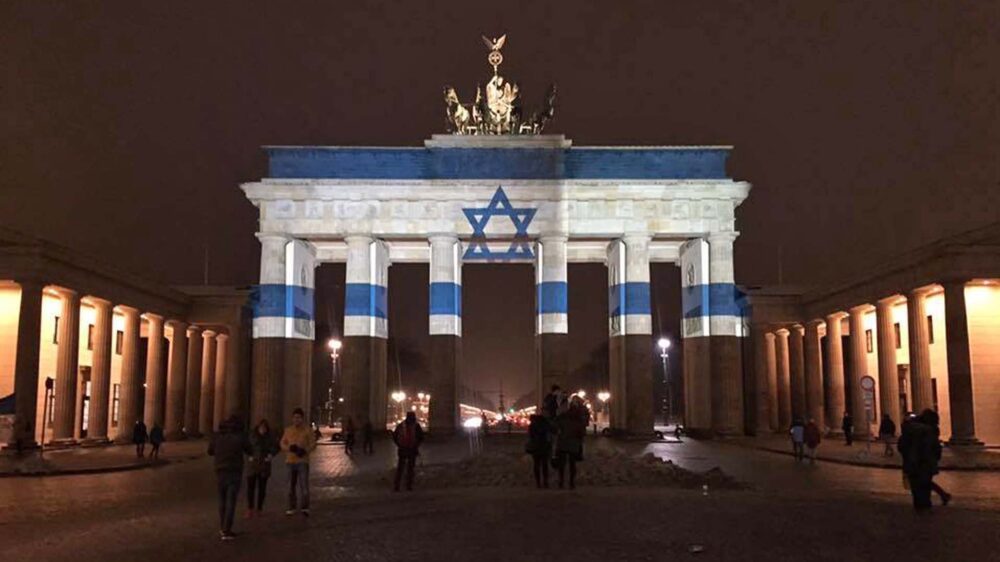 Projizierte Solidarität: Das Brandenburger Tor erstrahlte am Tag nach dem Anschlag in Jerusalem in den israelischen Farben