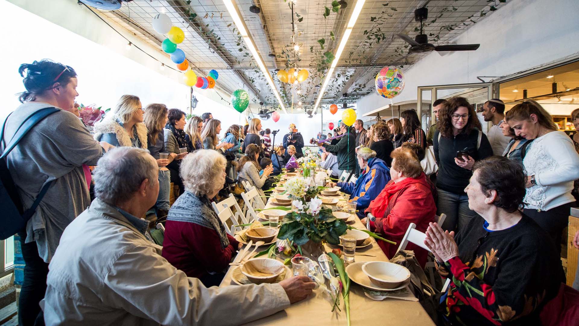 Festmahl an der Tafel: Zum Geburtstag gehören Köstlichkeiten