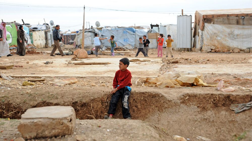 Syrische Kinder in einem Flüchtlingscamp im Libanon. Kein Land hat im Vergleich zu seiner Bevölkerung mehr Flüchtlinge aus dem Nachbarland aufgenommen.