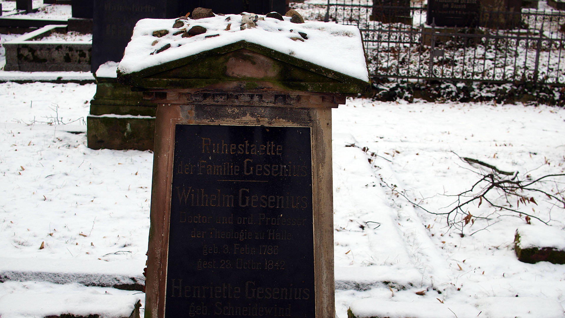Am Vorabend ihrer Hebräischprüfung legen die Studenten einen Stein an der Grabstätte von Wilhelm Gesenius ab